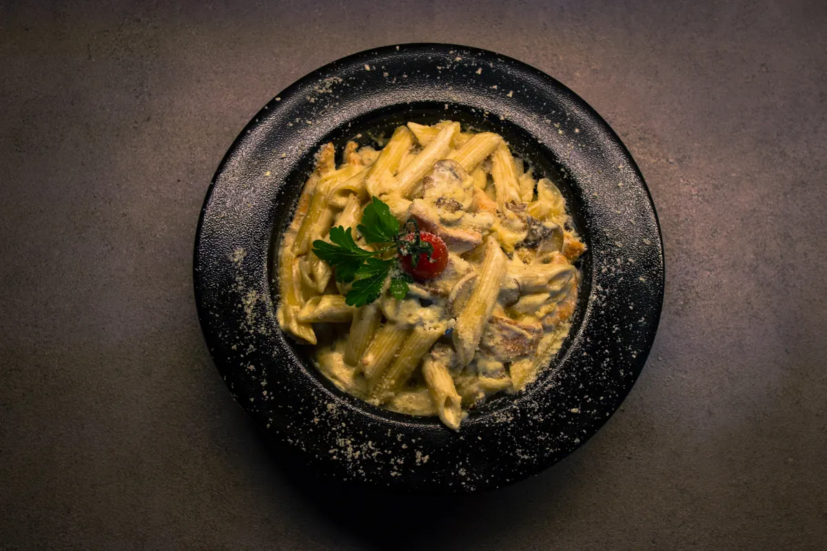 Pâtes crémeuses aux champignons dans un bol