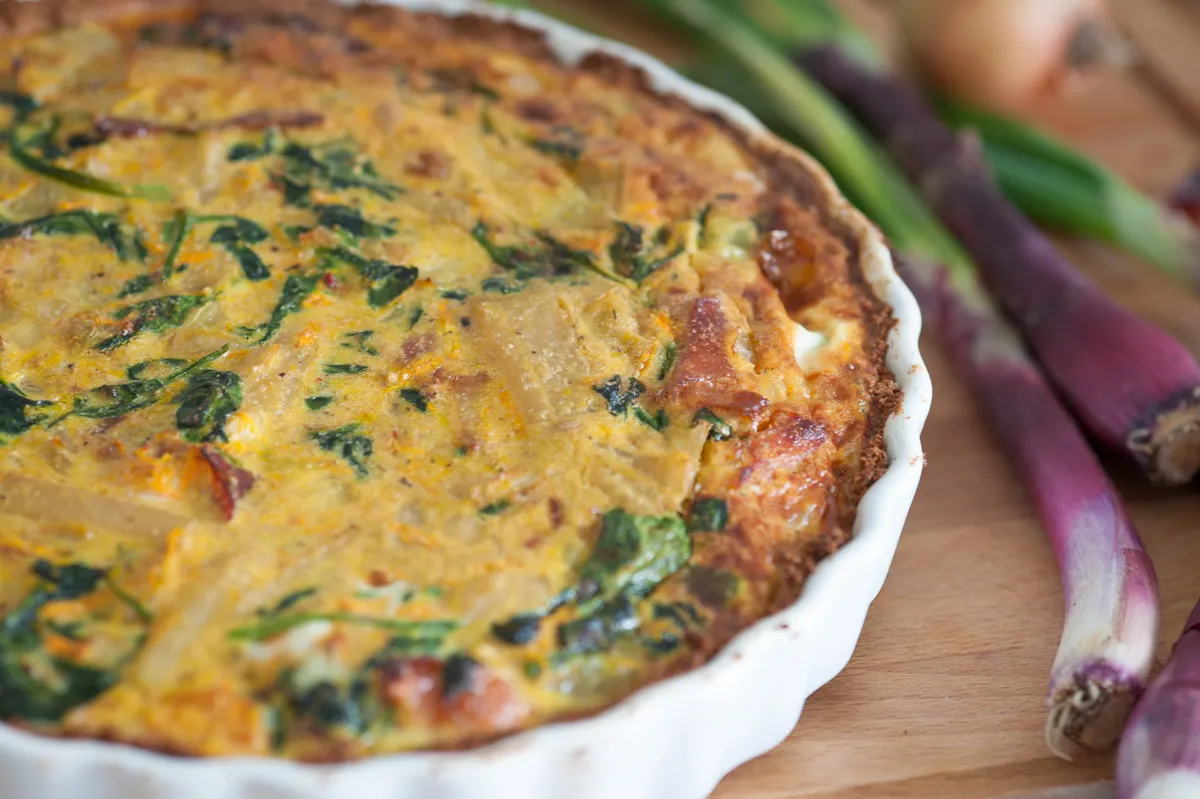 Quiche maison aux épinards et oignons rouges