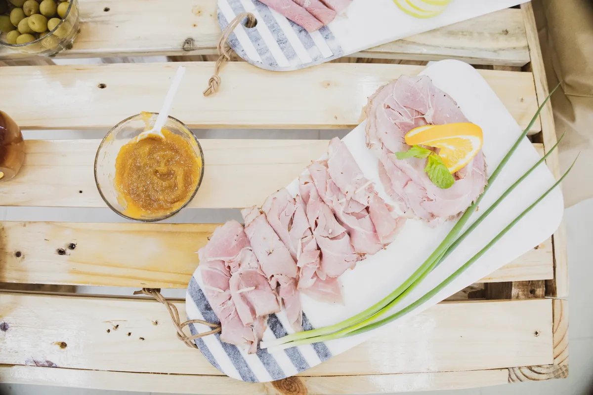 Tranches de jambon sur une planche