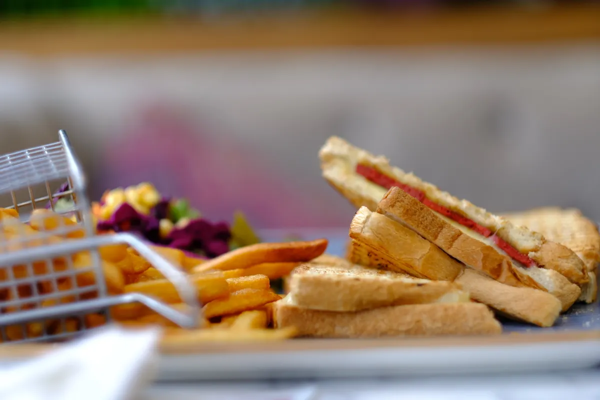 Sandwich au jambon et à la salade