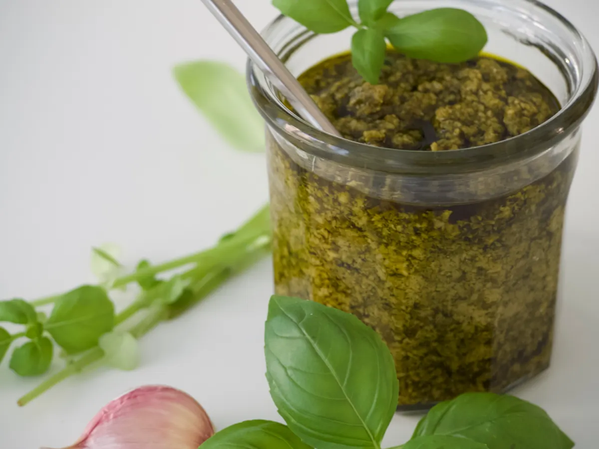 Pesto de basilic maison avec ail et feuilles fraîches