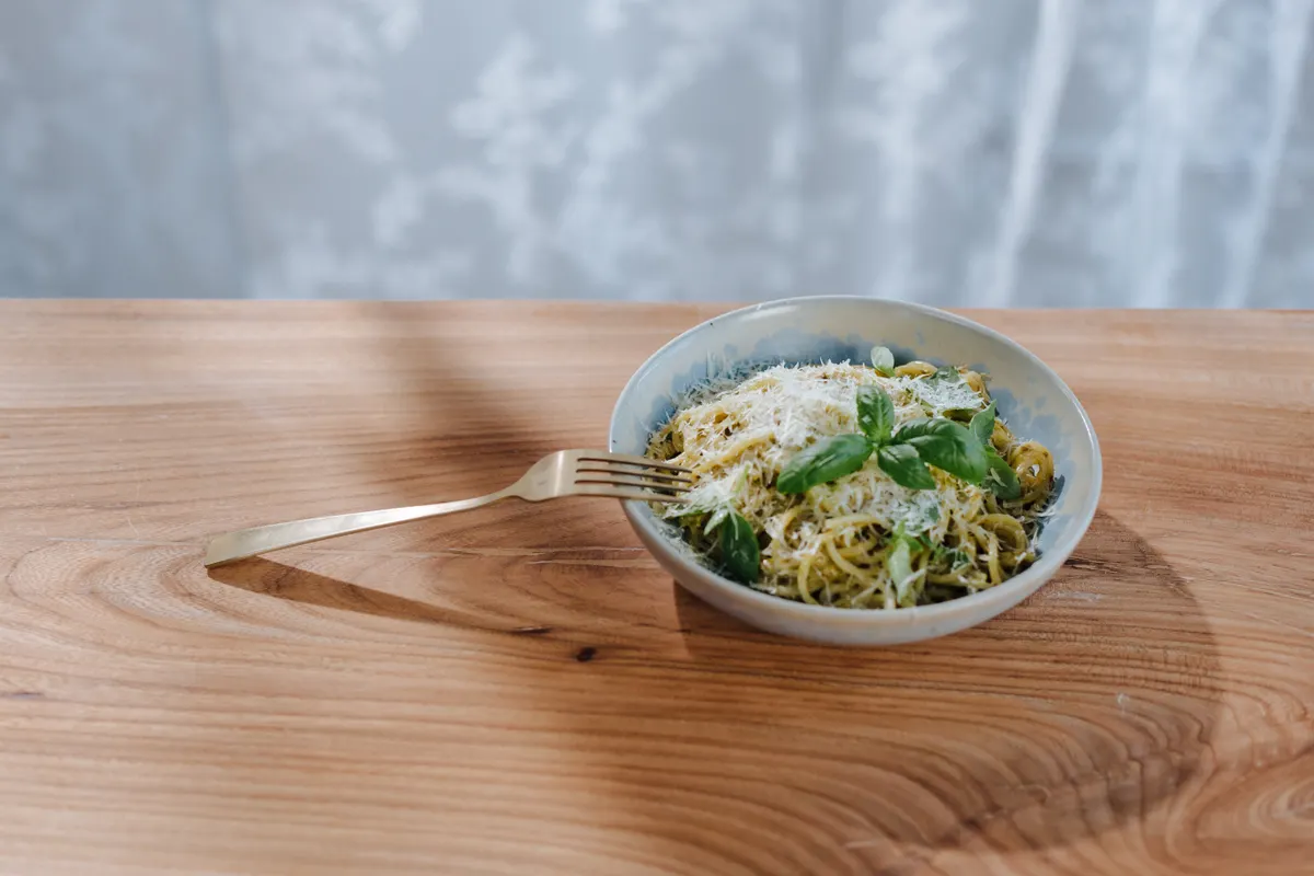 Pâtes au pesto de basilic et parmesan râpé