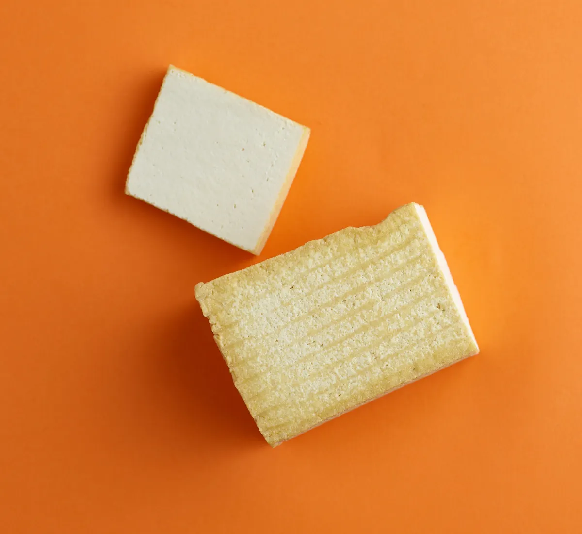Bloc de tofu nature coupé en cubes
