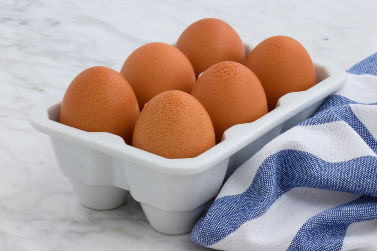 Œufs frais dans une boîte