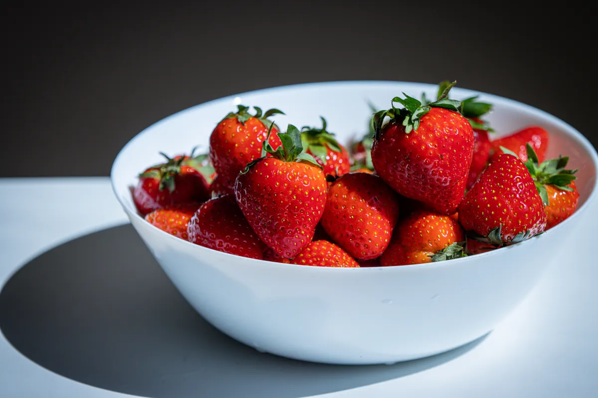 Fraises fraîches dans un bol
