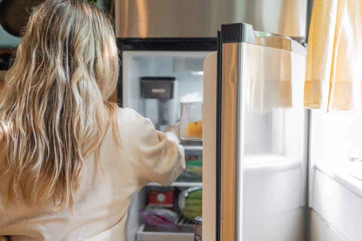 Aliments rangés dans un réfrigérateur ouvert
