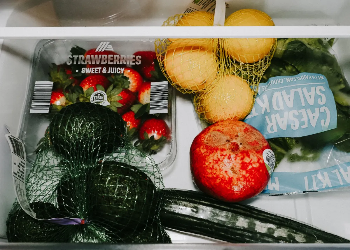 Légumes frais rangés dans le bac du frigo