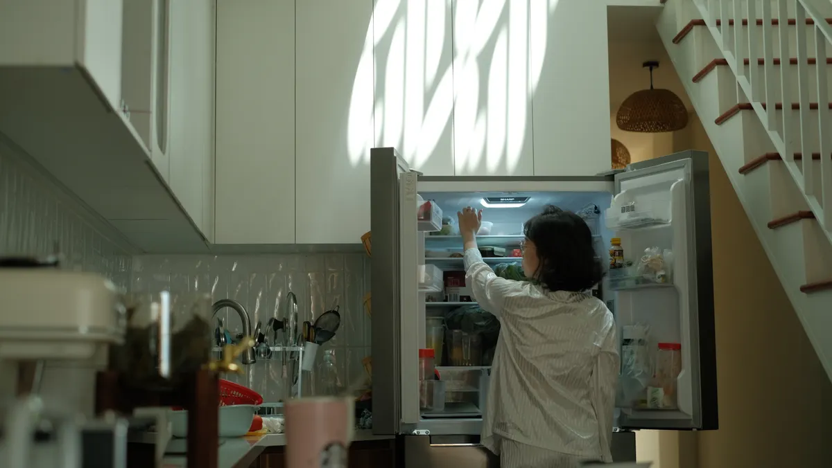 Réfrigérateur ouvert rempli d'aliments