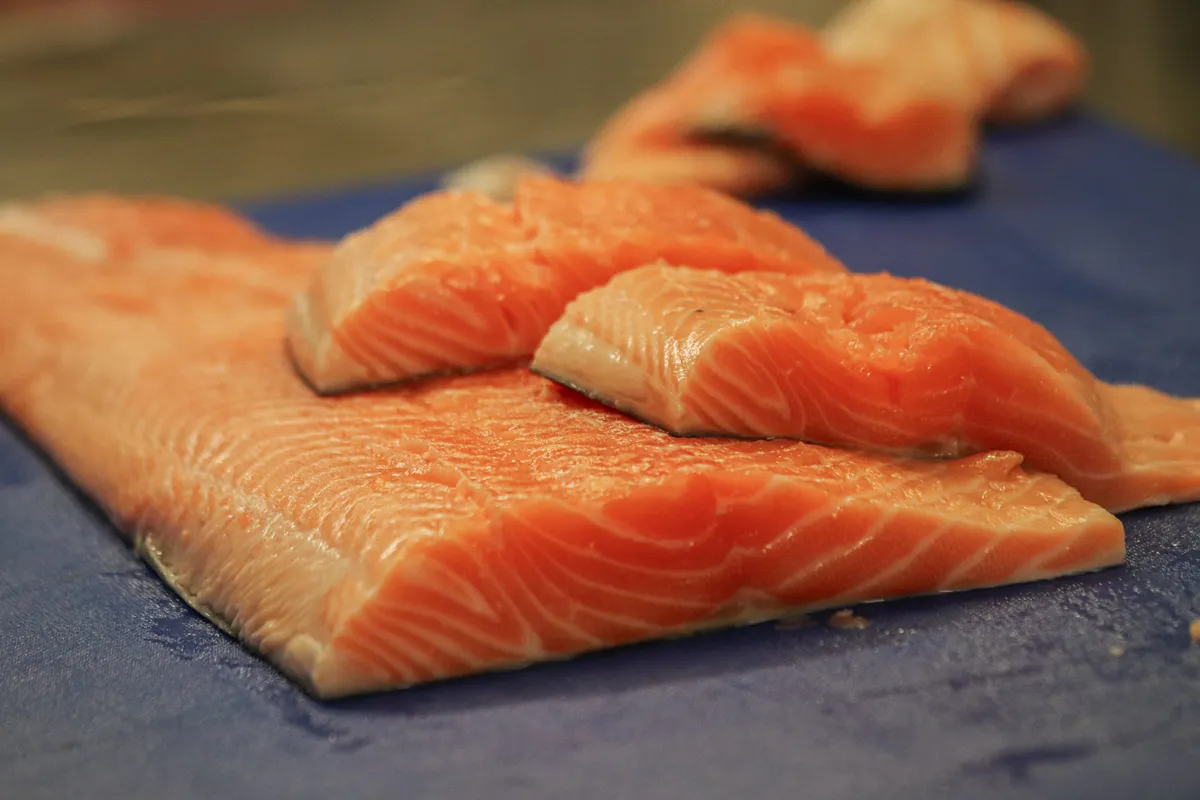 Filets de saumon frais sur une planche à découper