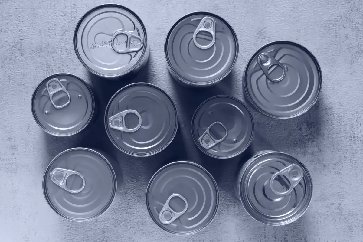 Boîtes de conserve alignées, vues de dessus