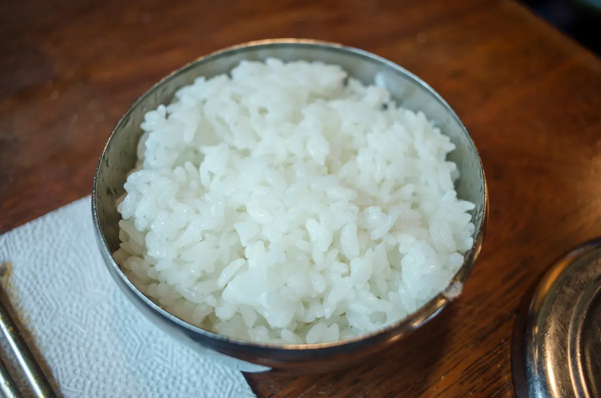 Riz blanc cuit dans un bol en inox