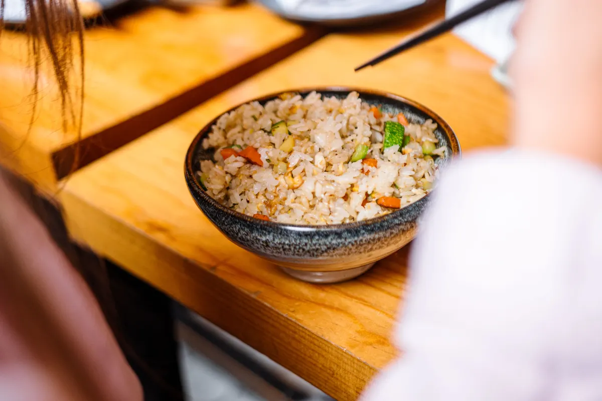Riz sauté aux légumes dans un bol
