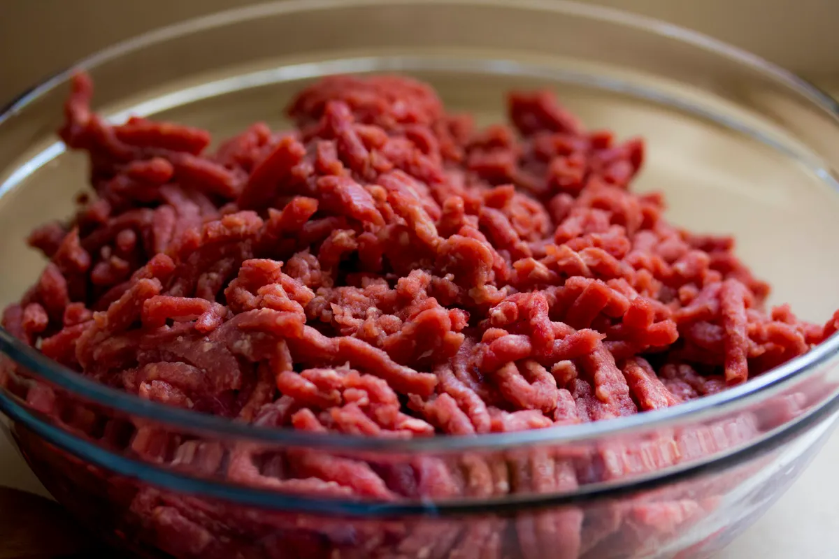 Viande hachée crue dans un saladier en verre