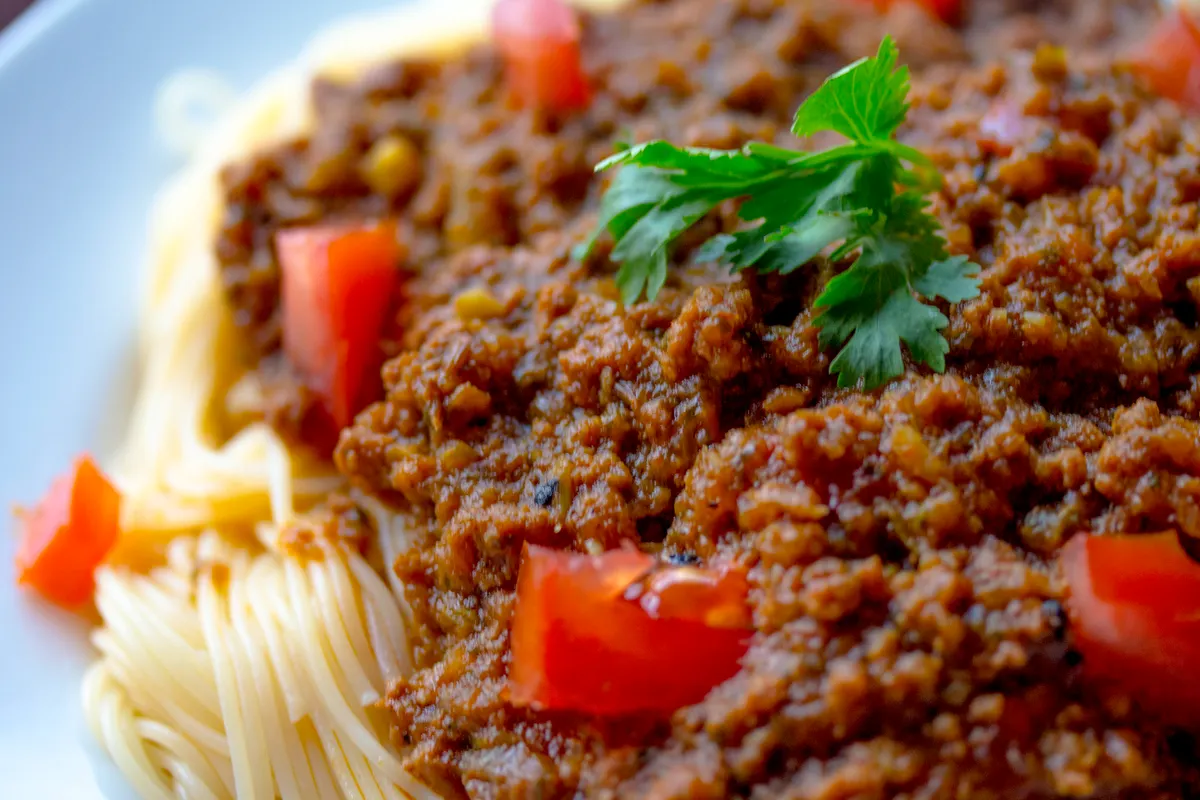 Spaghetti bolognaise au persil et aux tomates