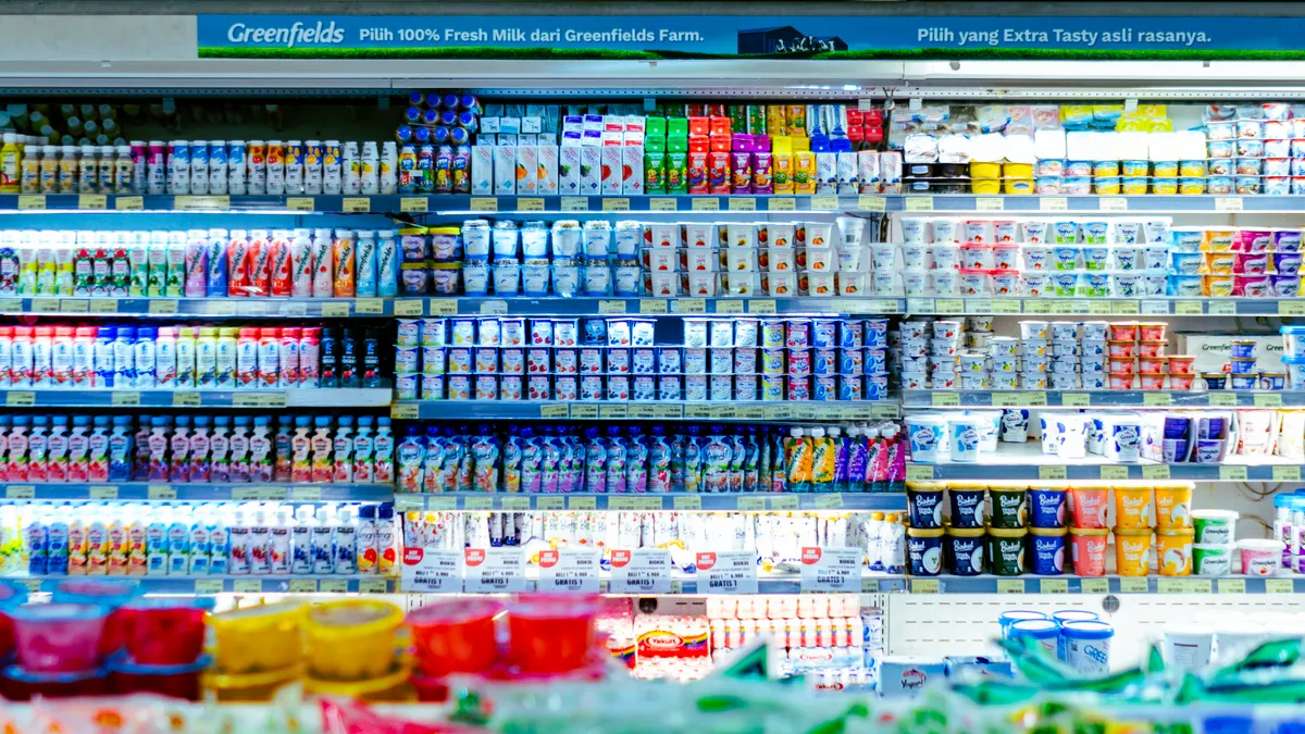 Rayon de produits laitiers au supermarché
