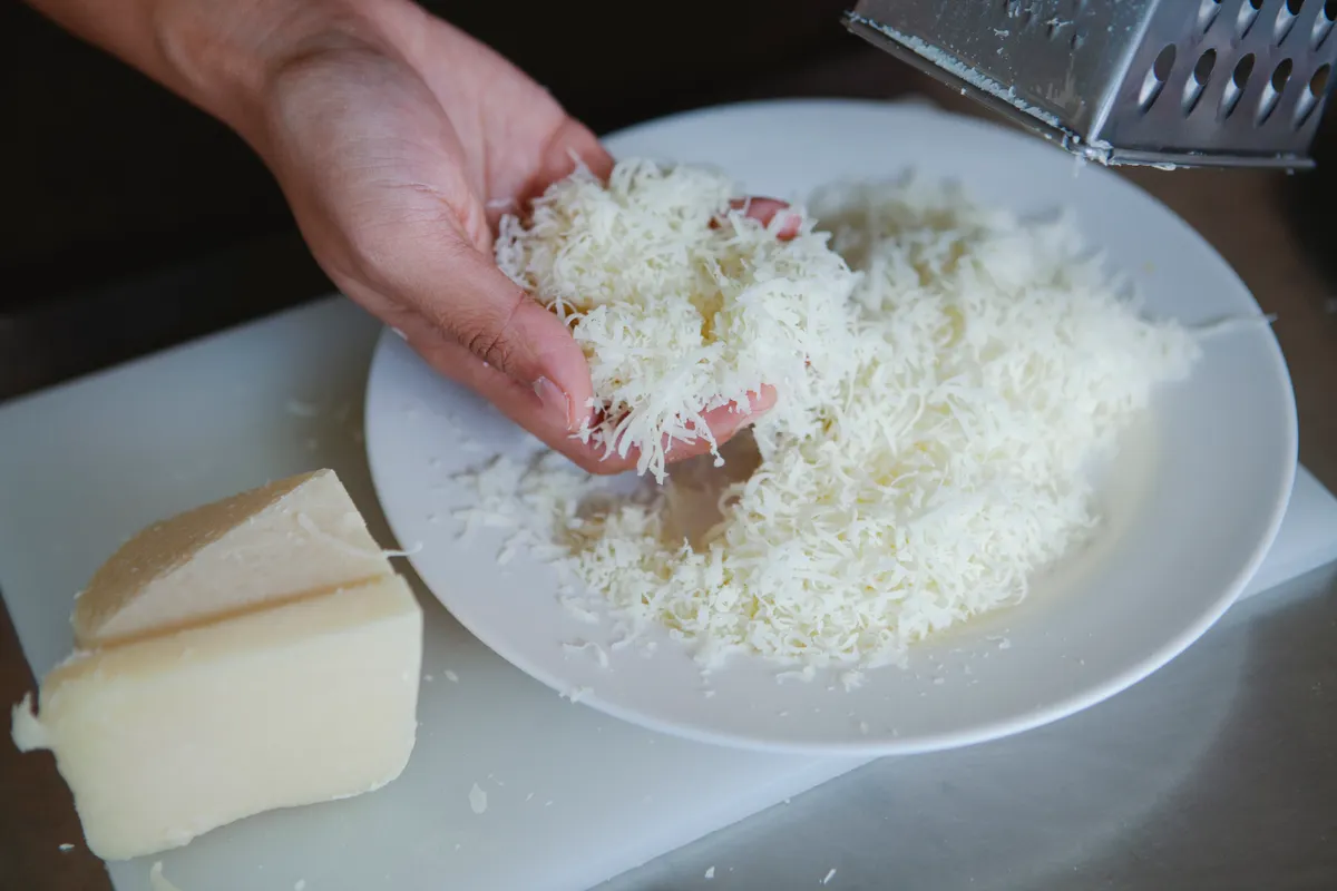 Fromage râpé à la main