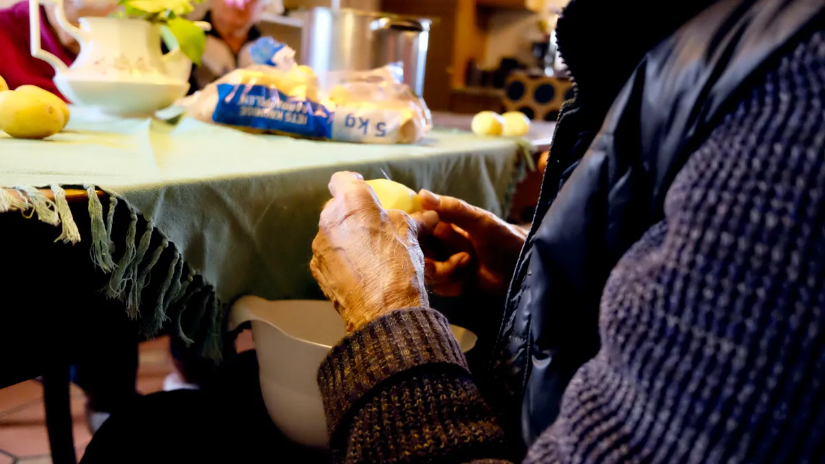 Pommes de terre en train d'être épluchées