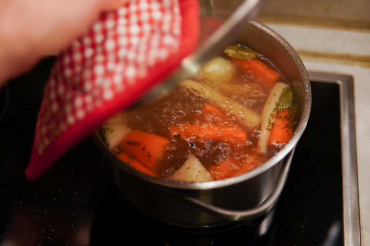 Soupe de légumes dans une casserole