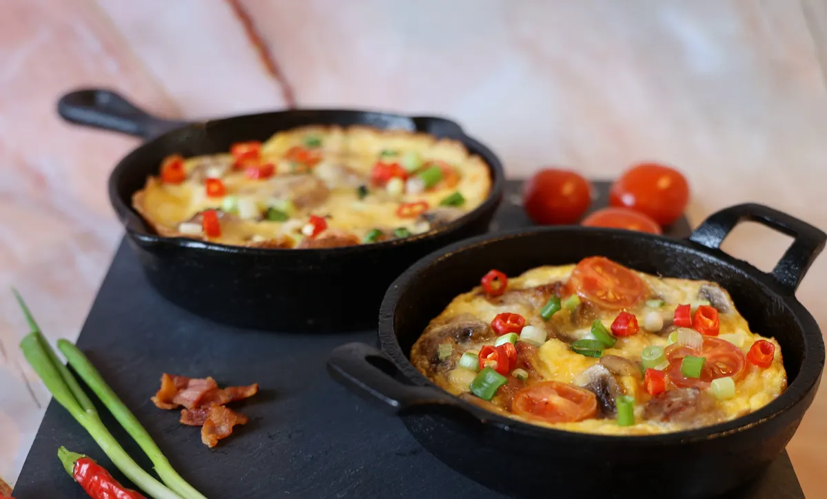 Frittata aux légumes dans une poêle en fonte