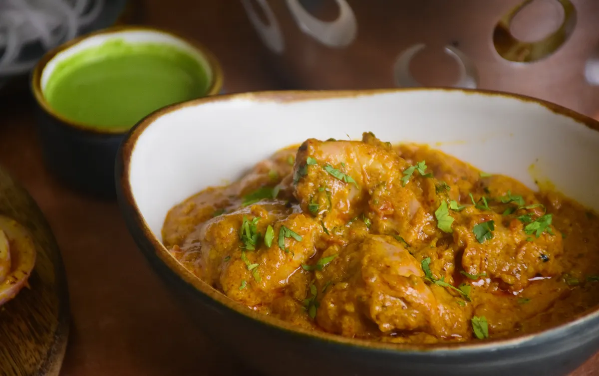 Curry de poulet garni de coriandre dans un bol