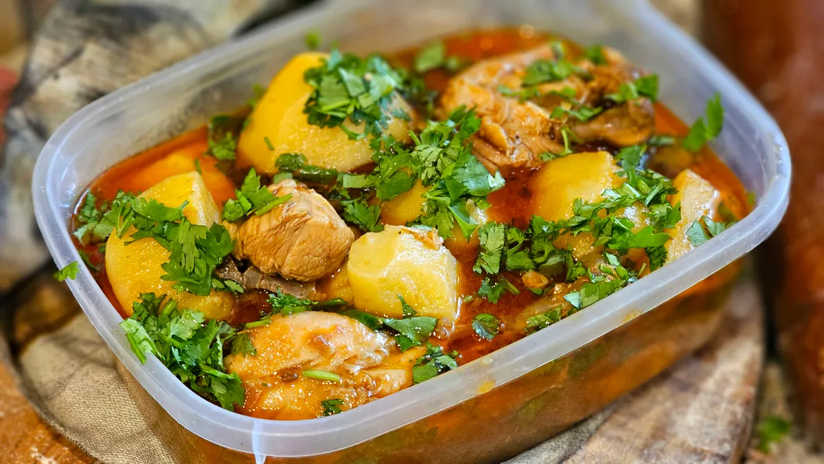 Reste de plat mijoté au poulet dans une boîte transparente