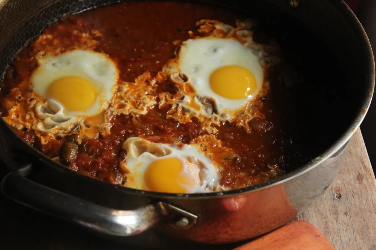 Œufs cuits dans une sauce aux légumes