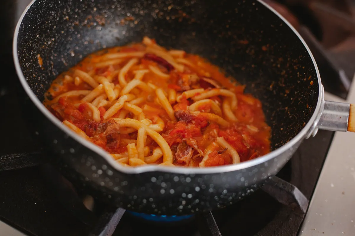 Sauce mijotée dans une poêle
