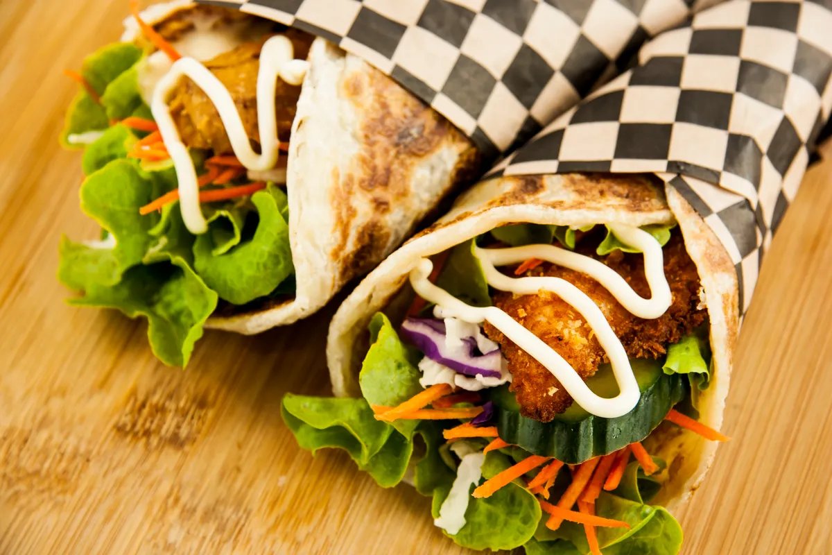 Wraps au poulet avec salade, concombre et carotte