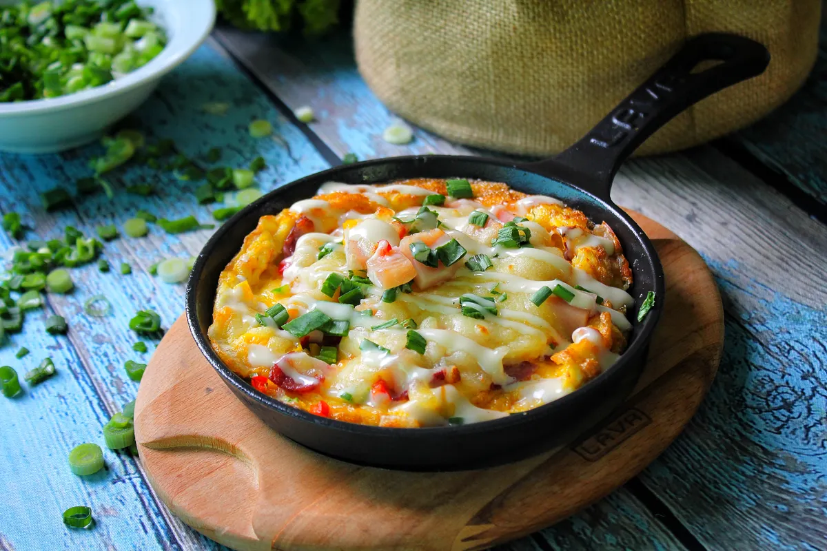 Frittata au fromage et aux légumes dans une poêle en fonte