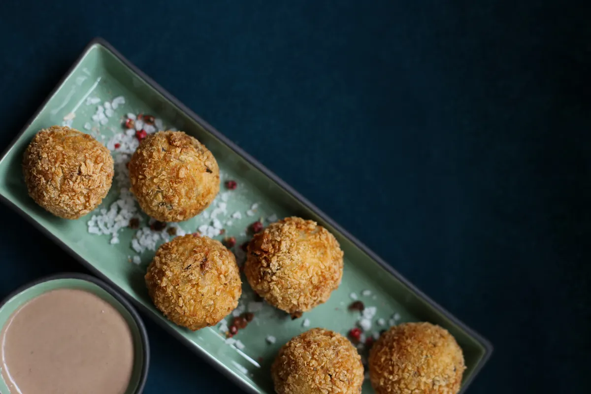 Arancini dorés avec une sauce