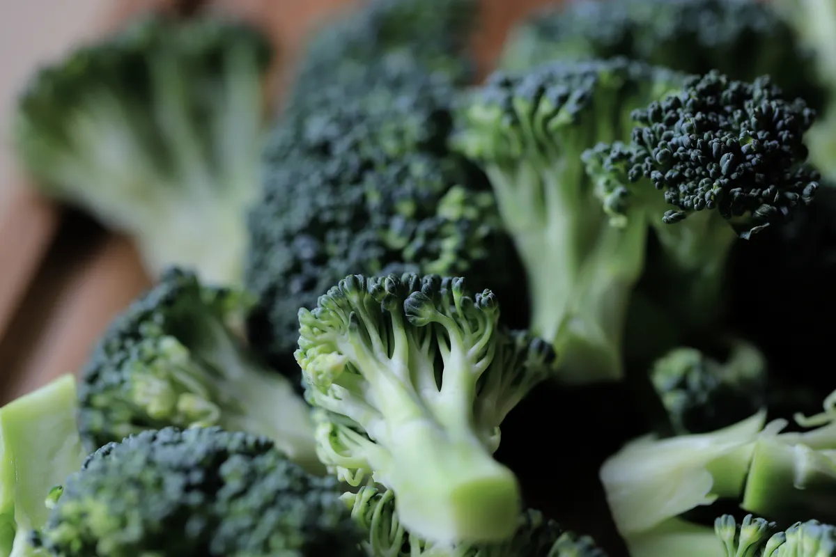 Bouquets de brocoli sur une planche à découper