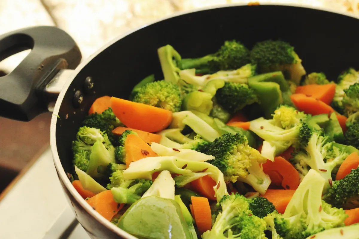 Restes de légumes cuisinés dans une poêle